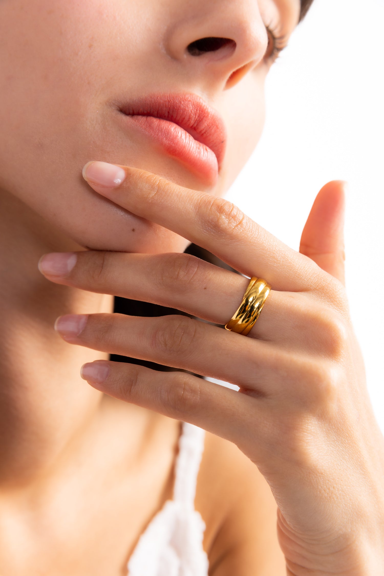 Damen-Ring Orisha von Mercy’s Jewelry – Edelstahl 18K vergoldet, Ring mit strukturierter Oberfläche, Nahaufnahme am Finger getragen