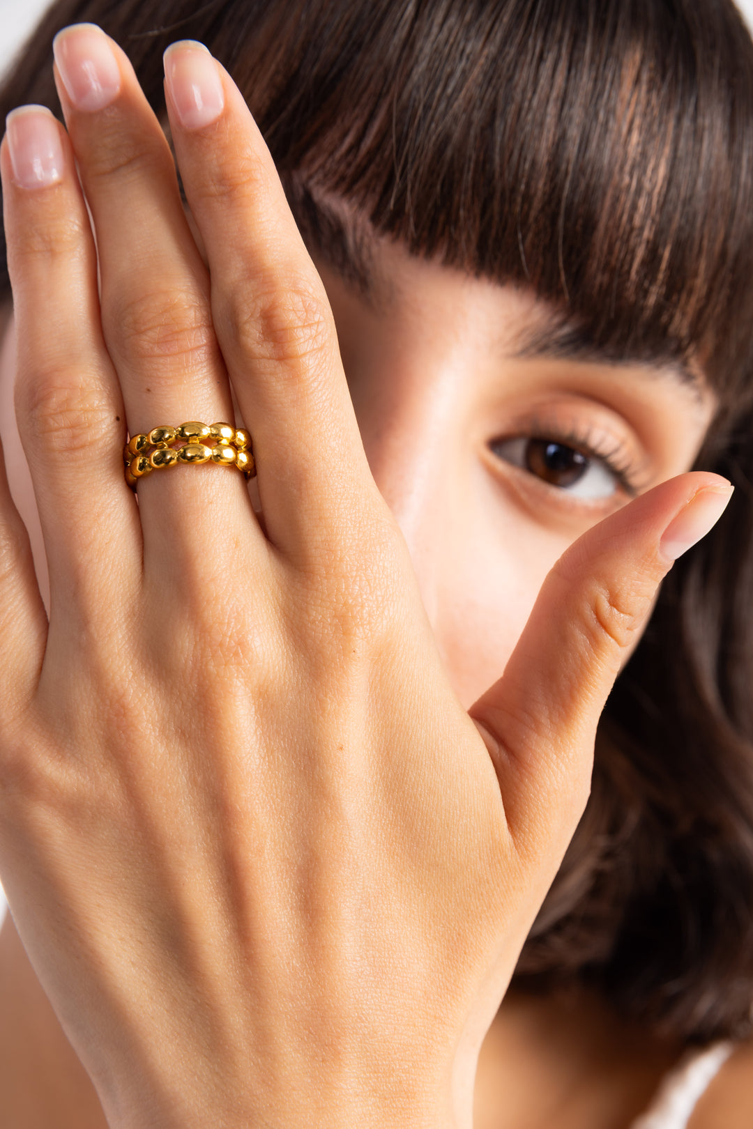 Damen-Ring Seraya von Mercy’s Jewelry – Edelstahl 18K vergoldet, geflochtenes Design, am Finger getragen