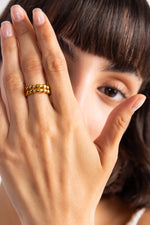 Damen-Ring Seraya von Mercy’s Jewelry – Edelstahl 18K vergoldet, geflochtenes Design, am Finger getragen