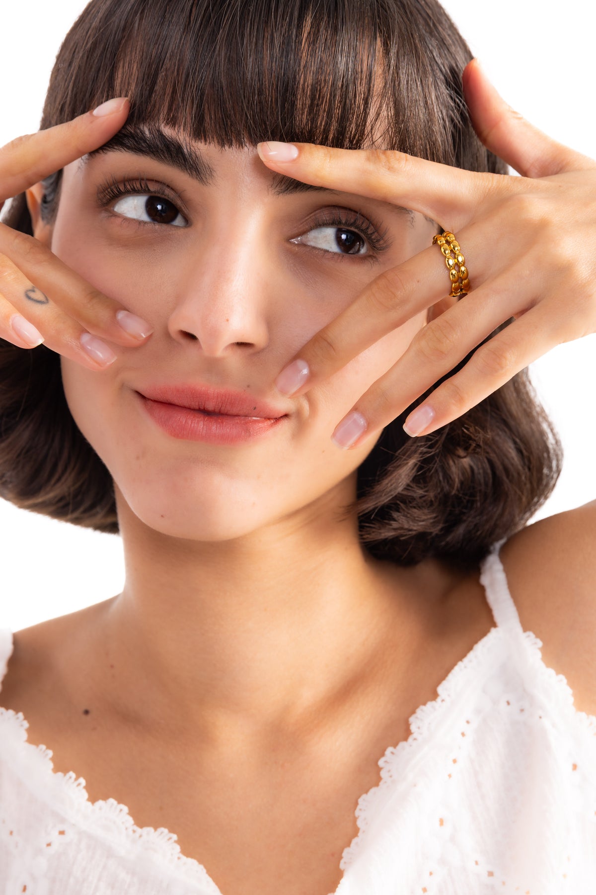 Damen-Ring Seraya – Edelstahl 18K vergoldet, geflochtenes Design, Lifestyle-Foto am Finger getragen