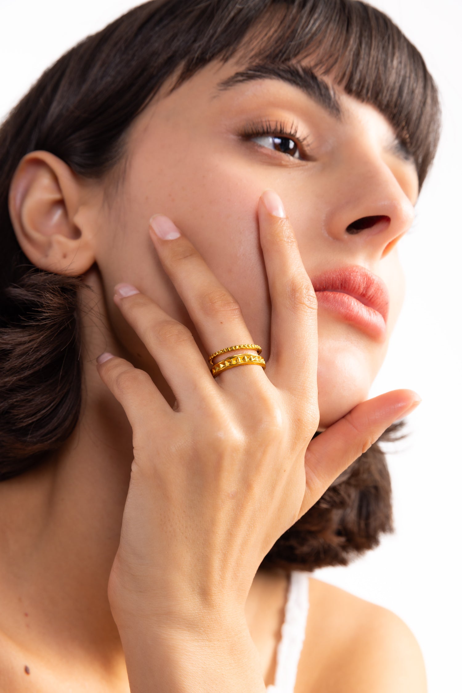 Damen-Ring Sireva von Mercy’s Jewelry – Edelstahl 18K vergoldet, zweireihiger Statement-Ring, am Finger mit Hand am Kinn getragen