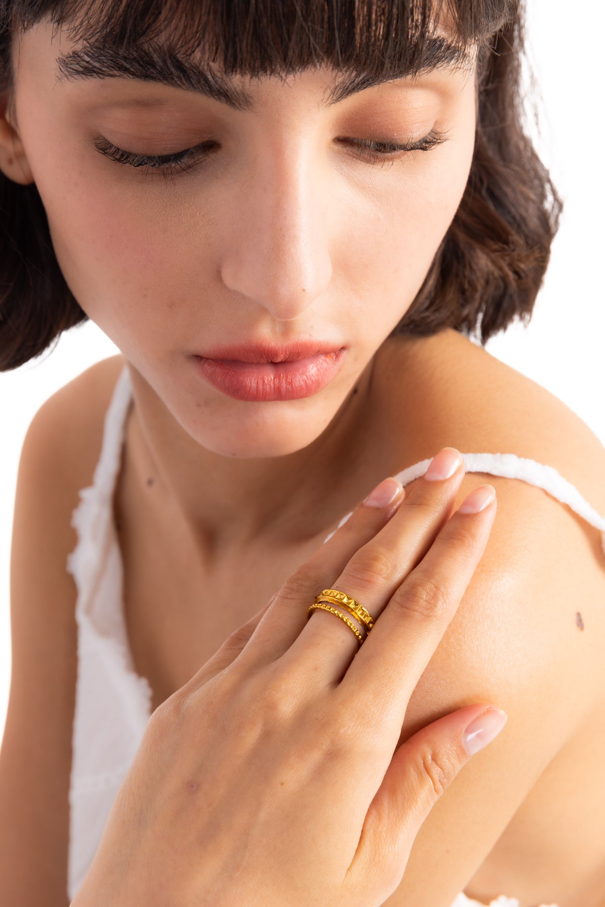 Damen-Ring Sireva – Edelstahl 18K vergoldet, zweireihiger Statement-Ring, am Finger getragen mit Hand auf Oberarm