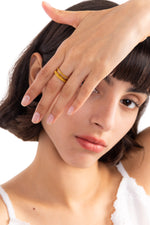 Sireva Ring – Edelstahl 18K vergoldet, zweireihiger Statement-Ring, am Finger getragen mit Hand vor dem Gesicht