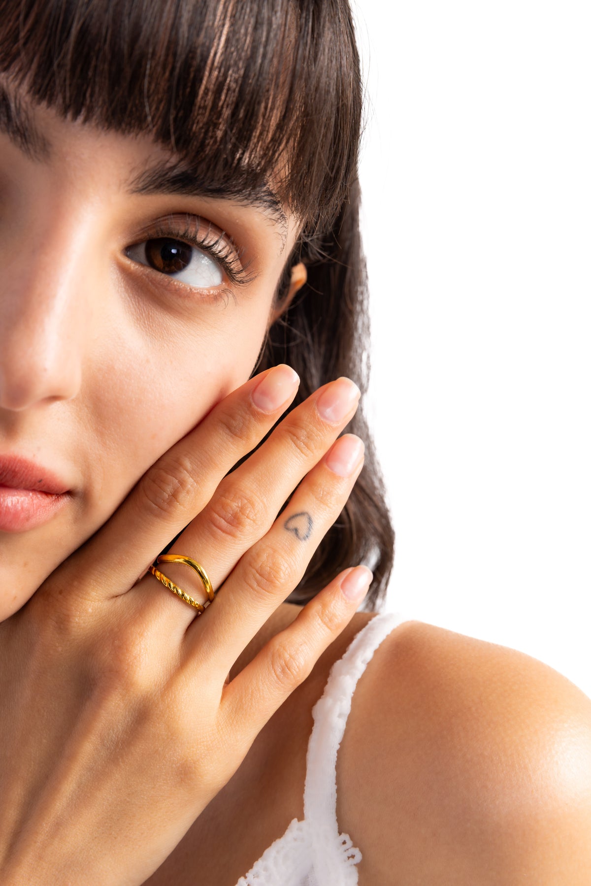 Damen-Ring Soriel von Mercy’s Jewelry – Edelstahl 18K vergoldet, offenes V-Design mit gedrehter Struktur, am Finger getragen