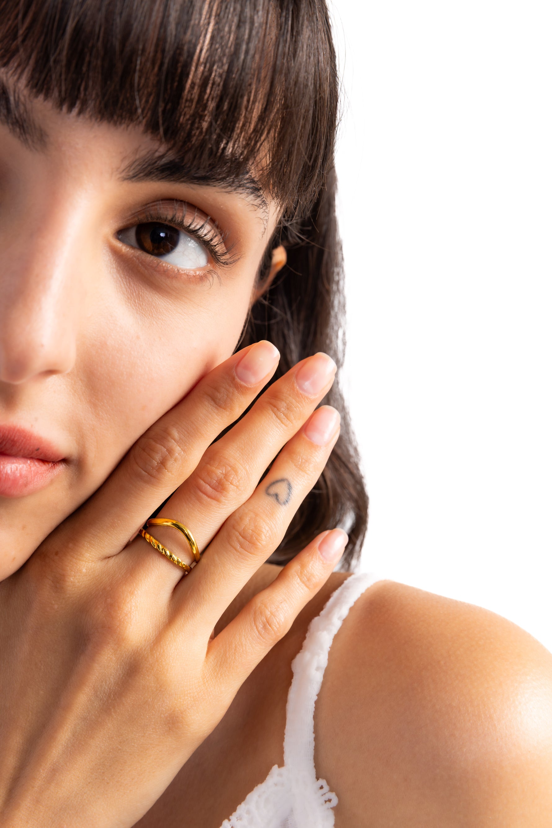 Damen-Ring Soriel von Mercy’s Jewelry – Edelstahl 18K vergoldet, offenes V-Design mit gedrehter Struktur, am Finger getragen