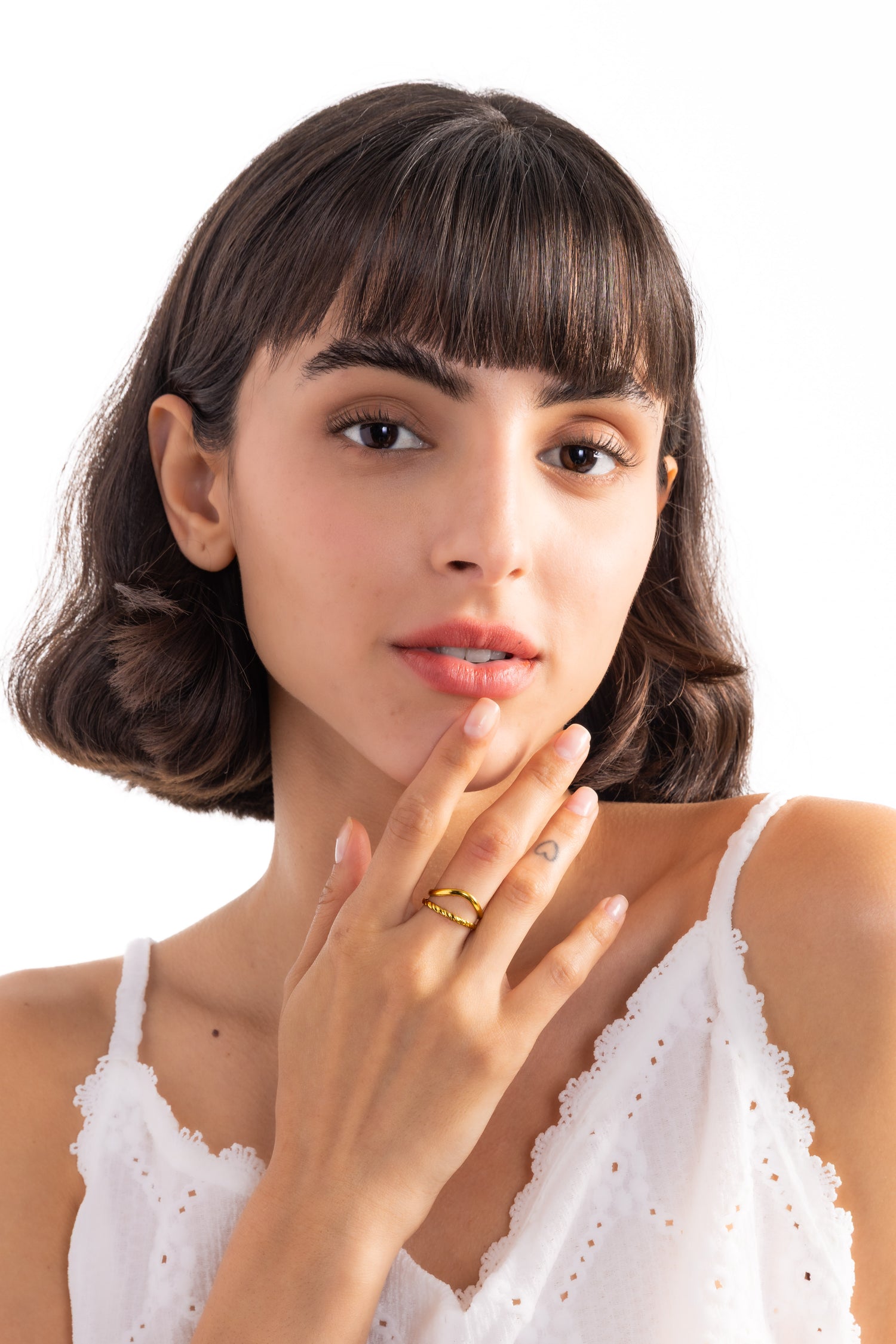 Soriel Ring – Edelstahl 18K vergoldet, offenes V-Design mit Twist-Struktur, am Finger getragen