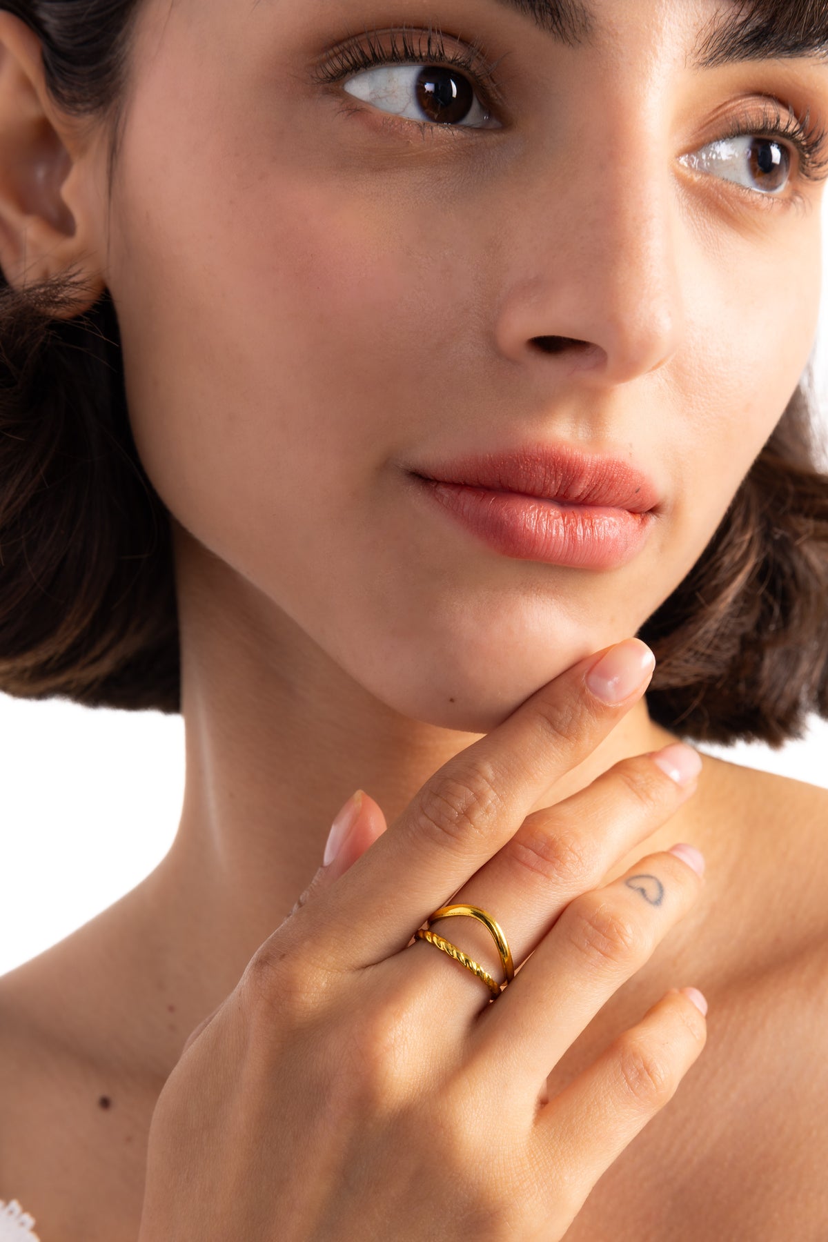 Damen-Ring Soriel – Edelstahl 18K vergoldet, offenes V-Design mit gedrehter Struktur, Lifestyle-Foto am Finger getragen