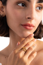 Damen-Ring Soriel – Edelstahl 18K vergoldet, offenes V-Design mit gedrehter Struktur, Lifestyle-Foto am Finger getragen