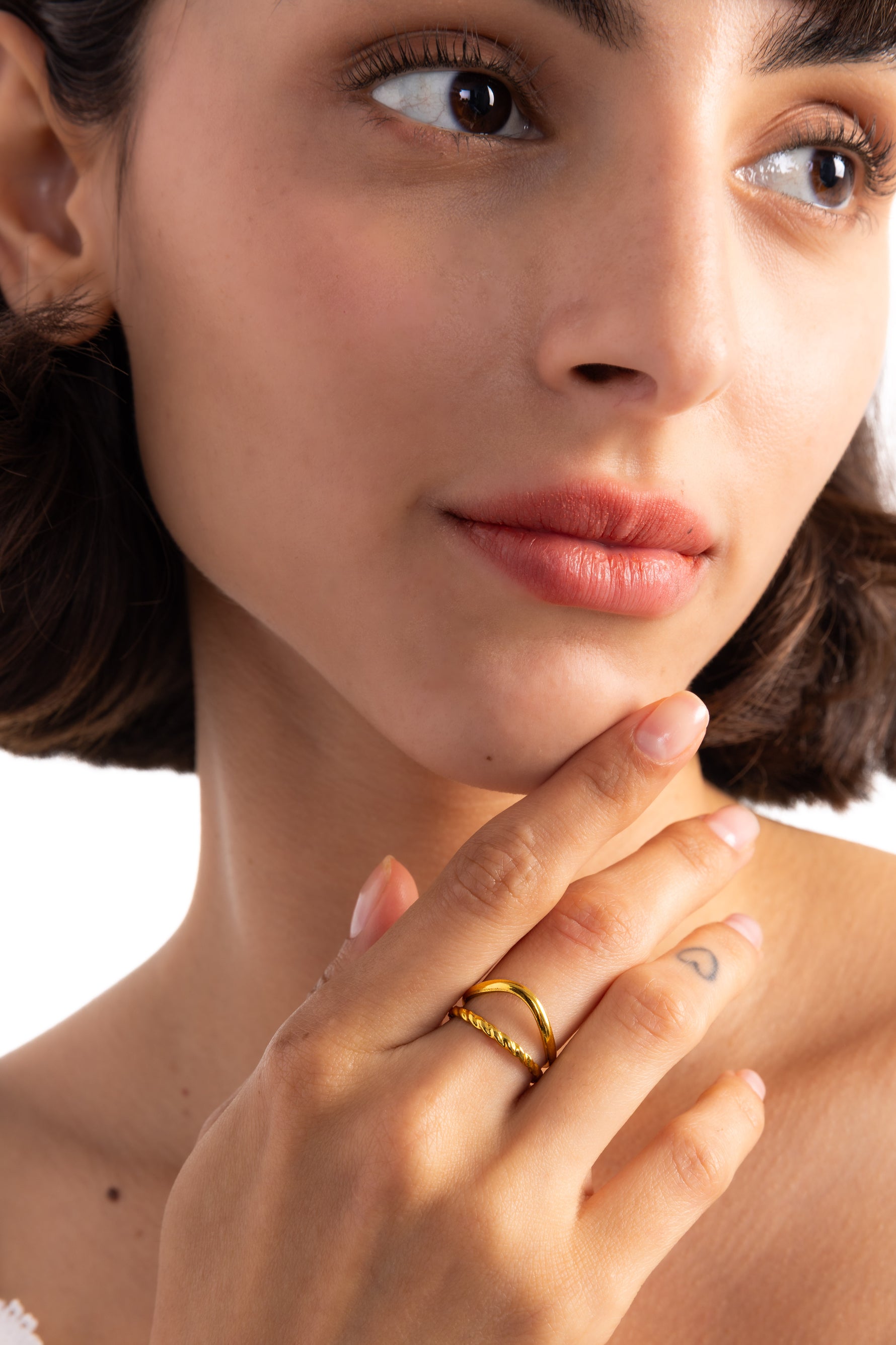 Damen-Ring Soriel – Edelstahl 18K vergoldet, offenes V-Design mit gedrehter Struktur, Lifestyle-Foto am Finger getragen