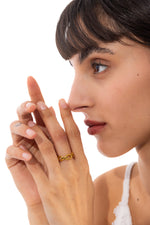 Talira Ring – Edelstahl 18K vergoldet, filigraner Kettenring mit Gliederdesign, seitlich am Finger getragen mit Hand am Kinn