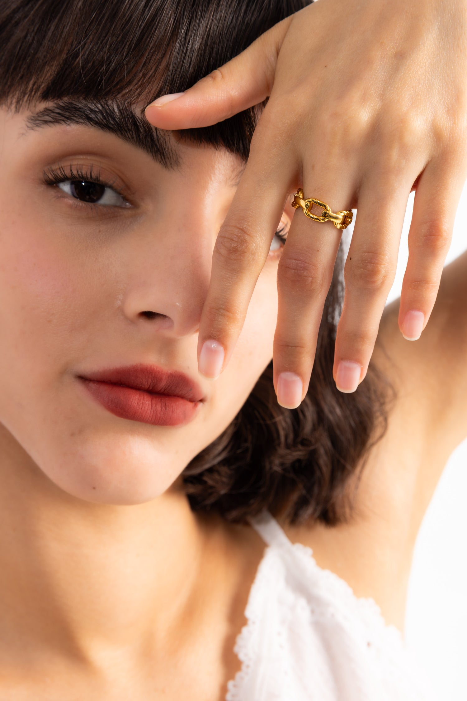 Damen-Ring Talira von Mercy’s Jewelry – Edelstahl 18K vergoldet, Kettenring mit Gliederdesign, Nahaufnahme mit Hand vor dem Gesicht