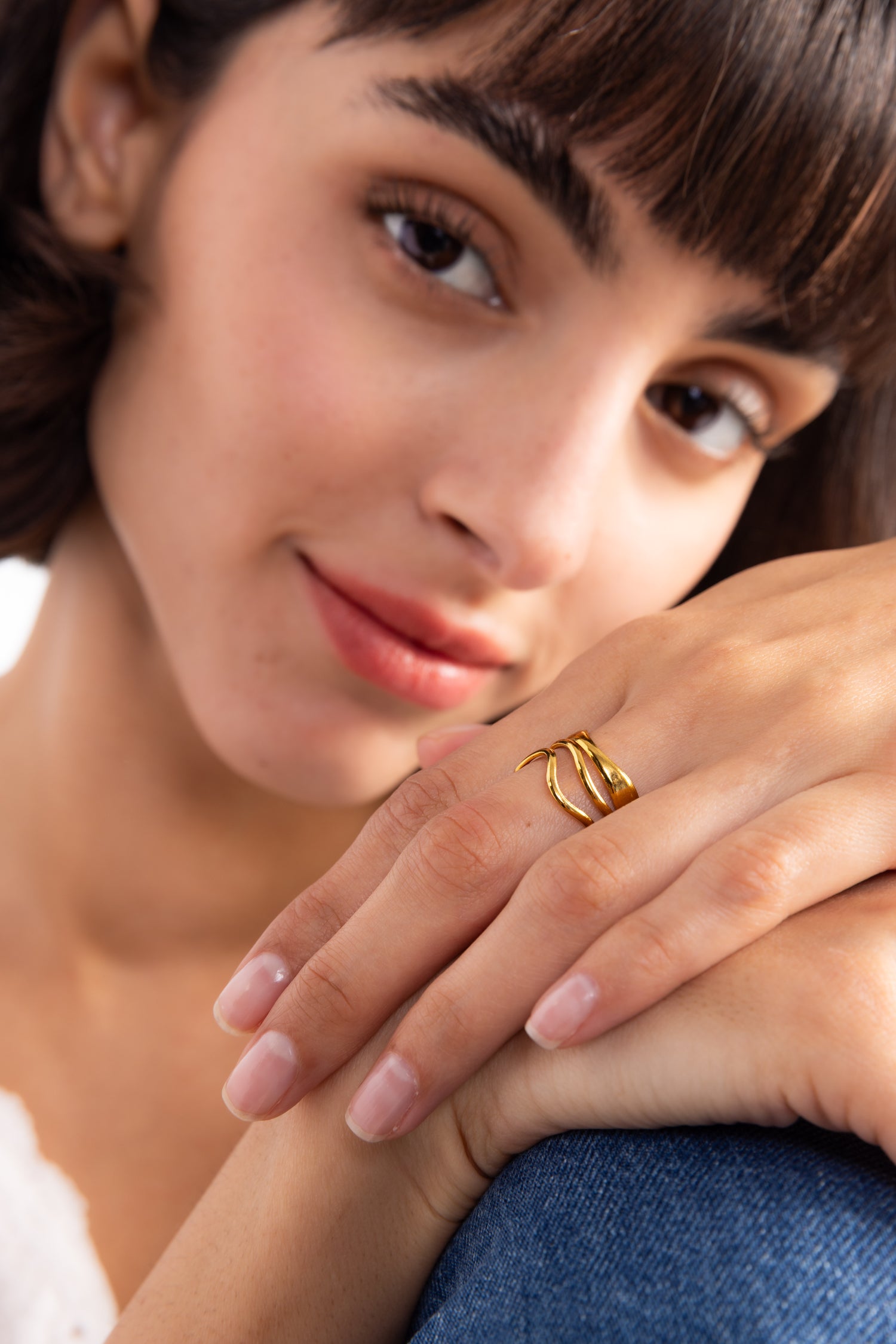 Damen-Ring Tavinea von Mercy’s Jewelry – Edelstahl 18K vergoldet, Statement-Ring mit breitem dreireihigem Design, am Finger getragen