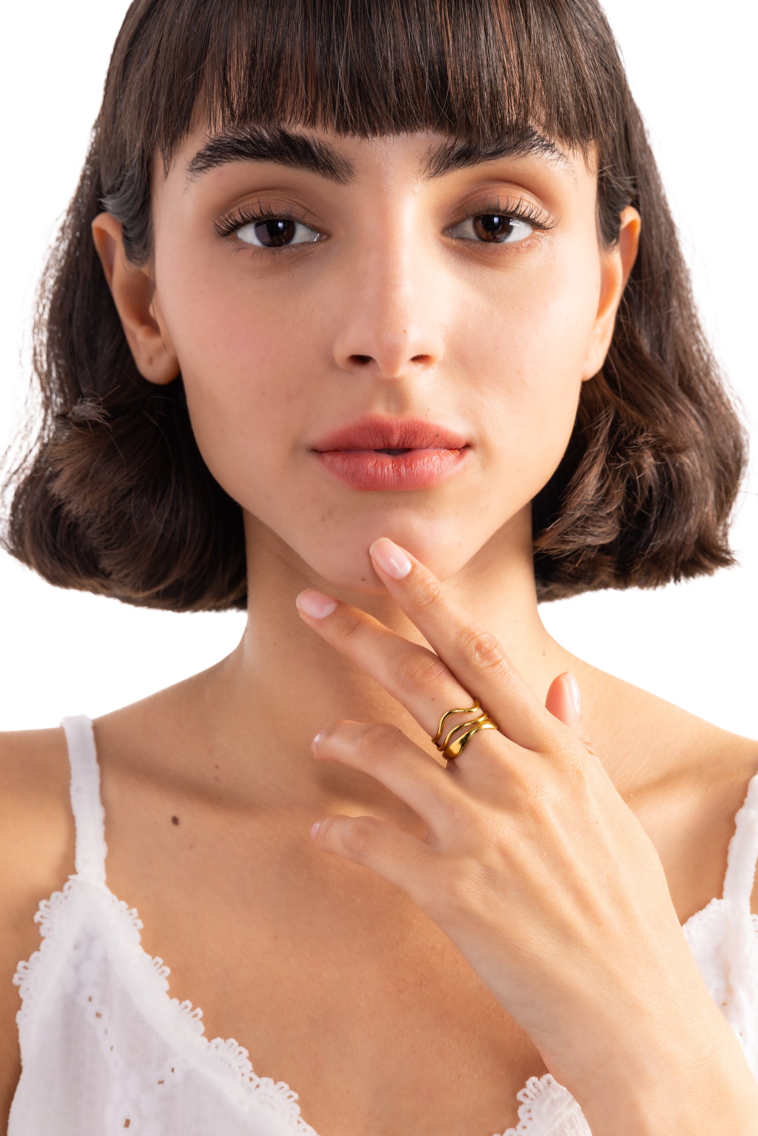 Tavinea Ring – Edelstahl 18K vergoldet, breiter dreireihiger Statement-Ring, am Finger getragen