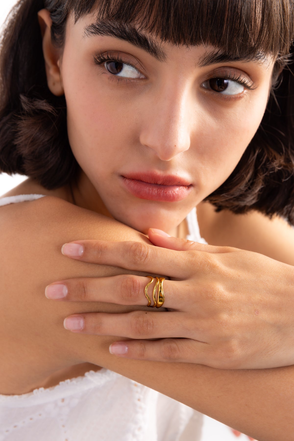 Damen-Ring Tavinea – Edelstahl 18K vergoldet, Statement-Ring mit breitem dreireihigem Design, Lifestyle-Foto am Finger getragen