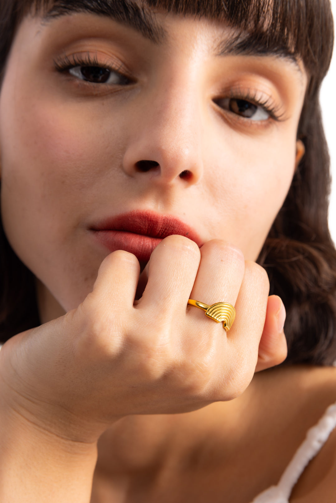 Damen-Ring Valina von Mercy’s Jewelry – Edelstahl 18K vergoldet, Statement-Ring mit Symbol-Design, Nahaufnahme am Finger getragen