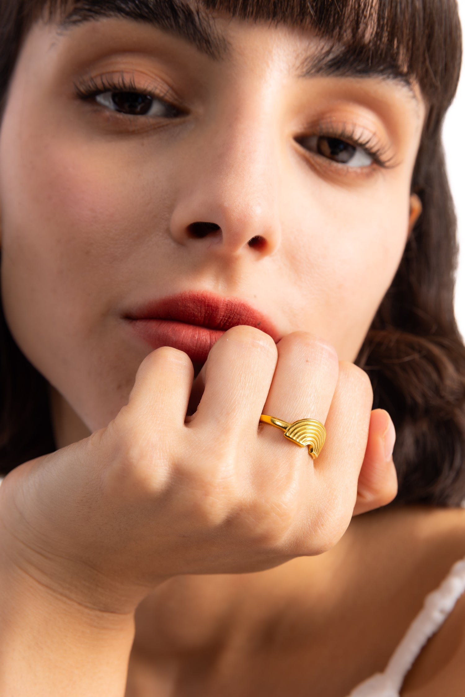 Damen-Ring Valina von Mercy’s Jewelry – Edelstahl 18K vergoldet, Statement-Ring mit Symbol-Design, Nahaufnahme am Finger getragen