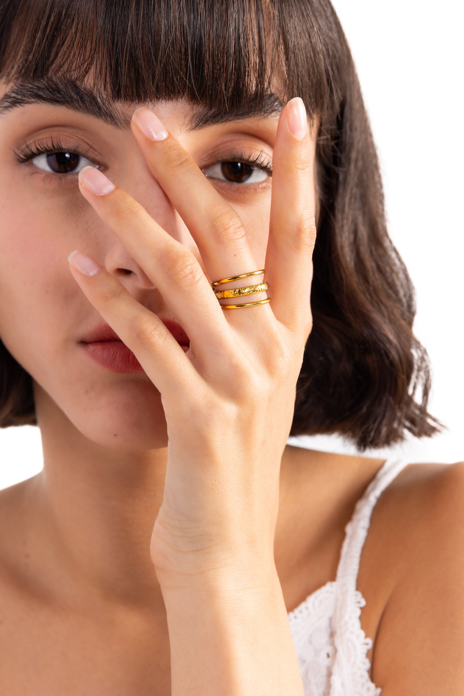 Damen-Ring Vionna von Mercy’s Jewelry – Edelstahl 14K vergoldet, dreireihiges Design, am Finger getragen