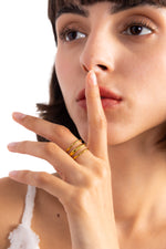 Damen-Ring Vionna – Edelstahl 14K vergoldet, dreireihiger Stil, Lifestyle-Foto am Finger
