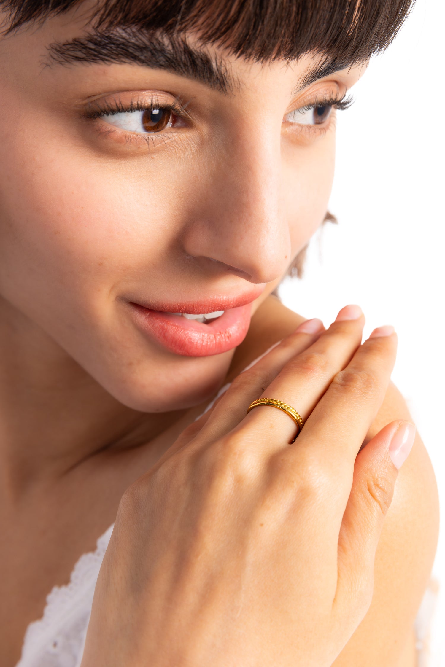 Damen-Ring Yalith von Mercy’s Jewelry – Edelstahl 18K vergoldet, feines Flecht-Design, am Finger getragen