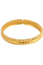Yalith Ring – Edelstahl 18K vergoldet, Flechtmuster, freigestelltes Produktfoto