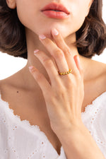 Damen-Ring Yariel – Edelstahl 18K vergoldet, Ring mit Kugelstruktur, am Finger frontal getragen mit Hand vor der Brust