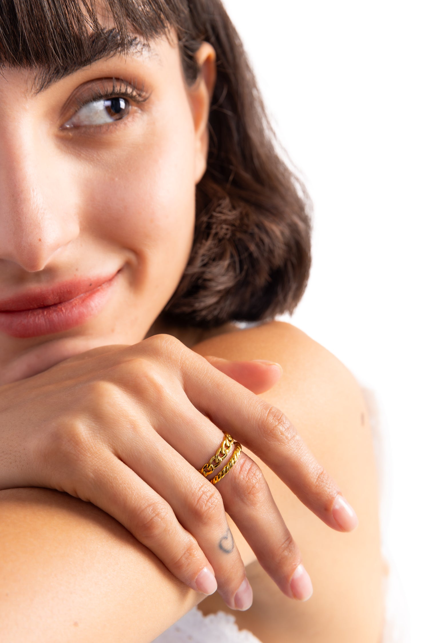 Damen-Ring Zelira von Mercy’s Jewelry – Edelstahl 18K vergoldet, geflochtenes offenes Design, am Finger getragen