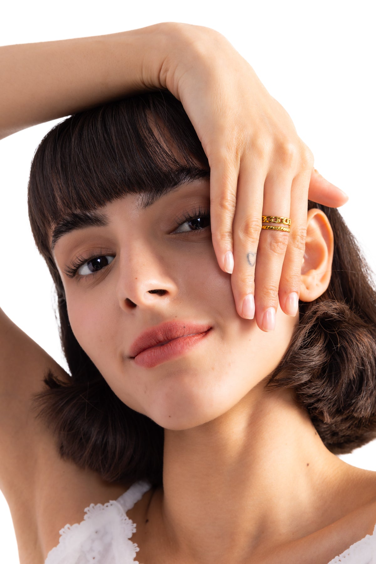 Damen-Ring Zelira – Edelstahl 18K vergoldet, geflochtenes offenes Design, Lifestyle-Foto am Finger getragen