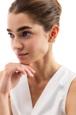 Close-up der Elira Studs Ohrringe, goldene Ohrstecker mit filigranem Sonnenrelief, Edelstahl, 18K vergoldet