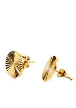 Freisteller: Elira Studs Ohrringe, goldene Ohrstecker mit Sonnenrelief in frontaler Ansicht, Edelstahl 18K vergoldet