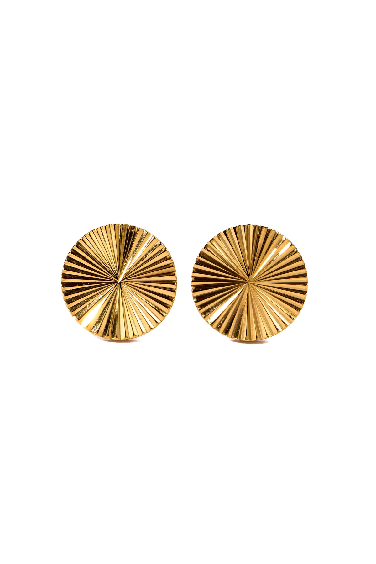 Freisteller: Elira Studs Ohrringe, goldene Ohrstecker mit Sonnenrelief in schräger Ansicht, Edelstahl 18K vergoldet