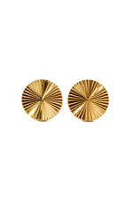 Freisteller: Elira Studs Ohrringe, goldene Ohrstecker mit Sonnenrelief in schräger Ansicht, Edelstahl 18K vergoldet