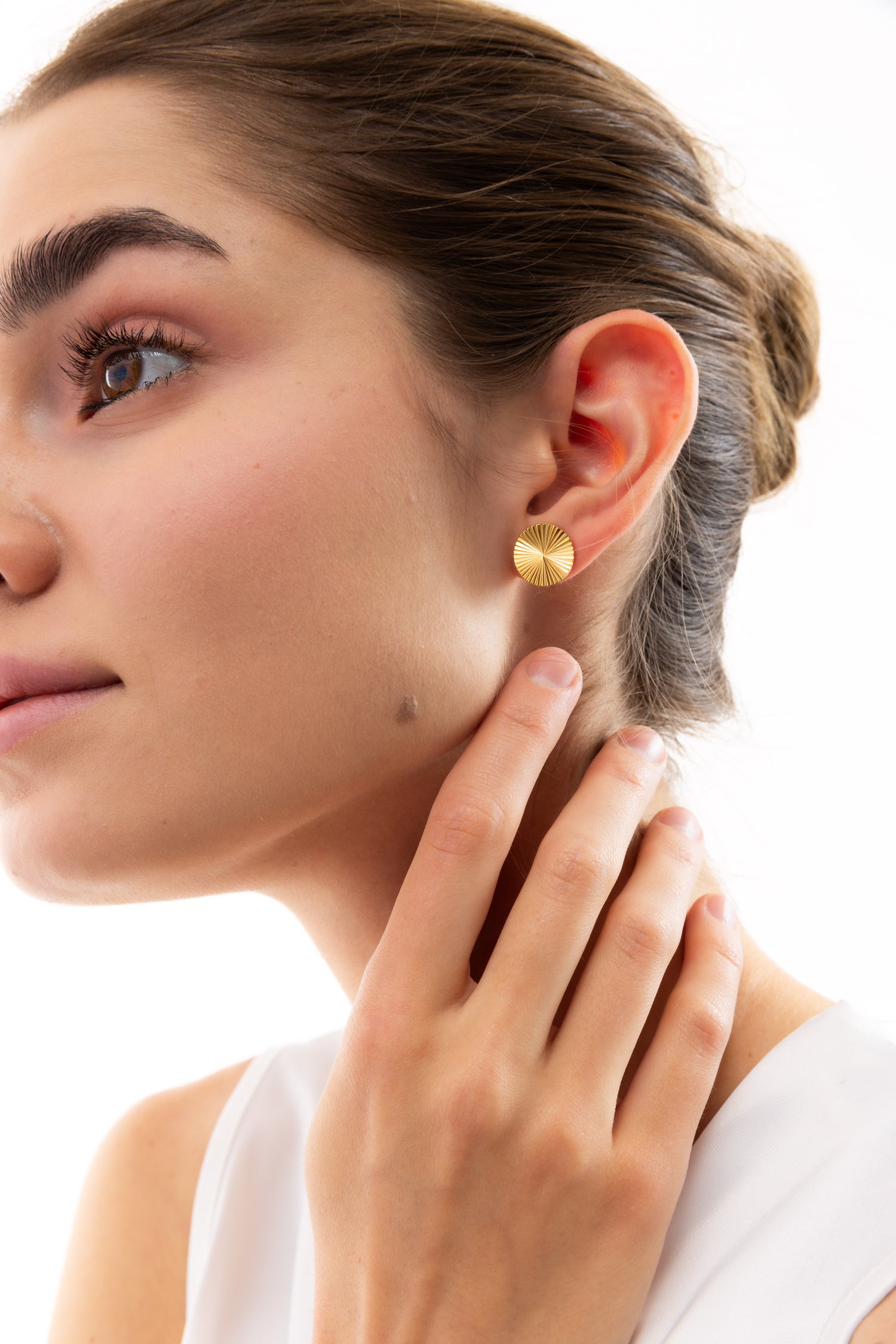 Mercy’s Jewelry Elira Studs Ohrringe – goldene Ohrstecker mit Sonnenrelief aus Edelstahl, 18K vergoldet