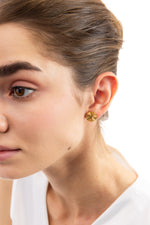 Seitenansicht der Elira Studs Ohrringe, goldene Ohrstecker mit Sonnenrelief aus Edelstahl, 18K vergoldet