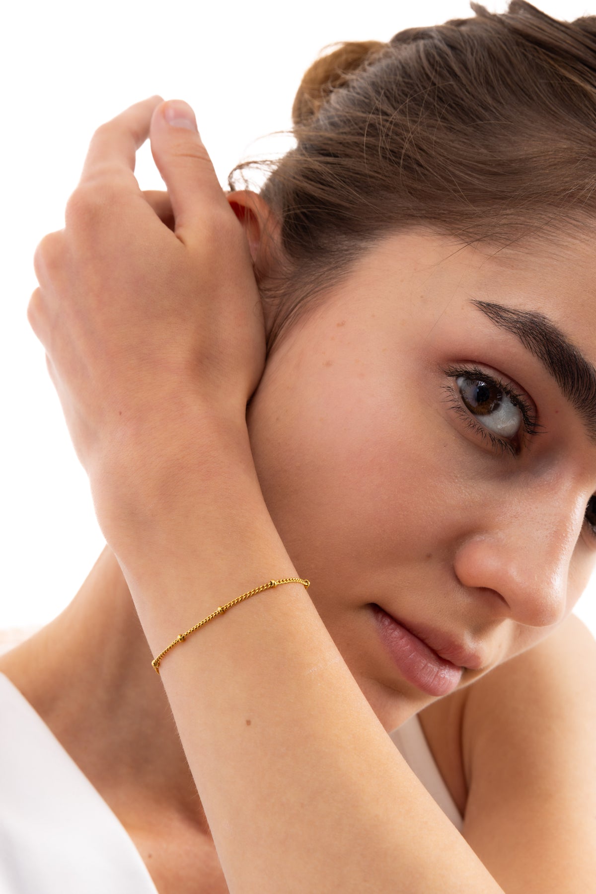 Enira Armband mit Goldkügelchen aus Edelstahl 18K vergoldet, seitlich am Handgelenk getragen