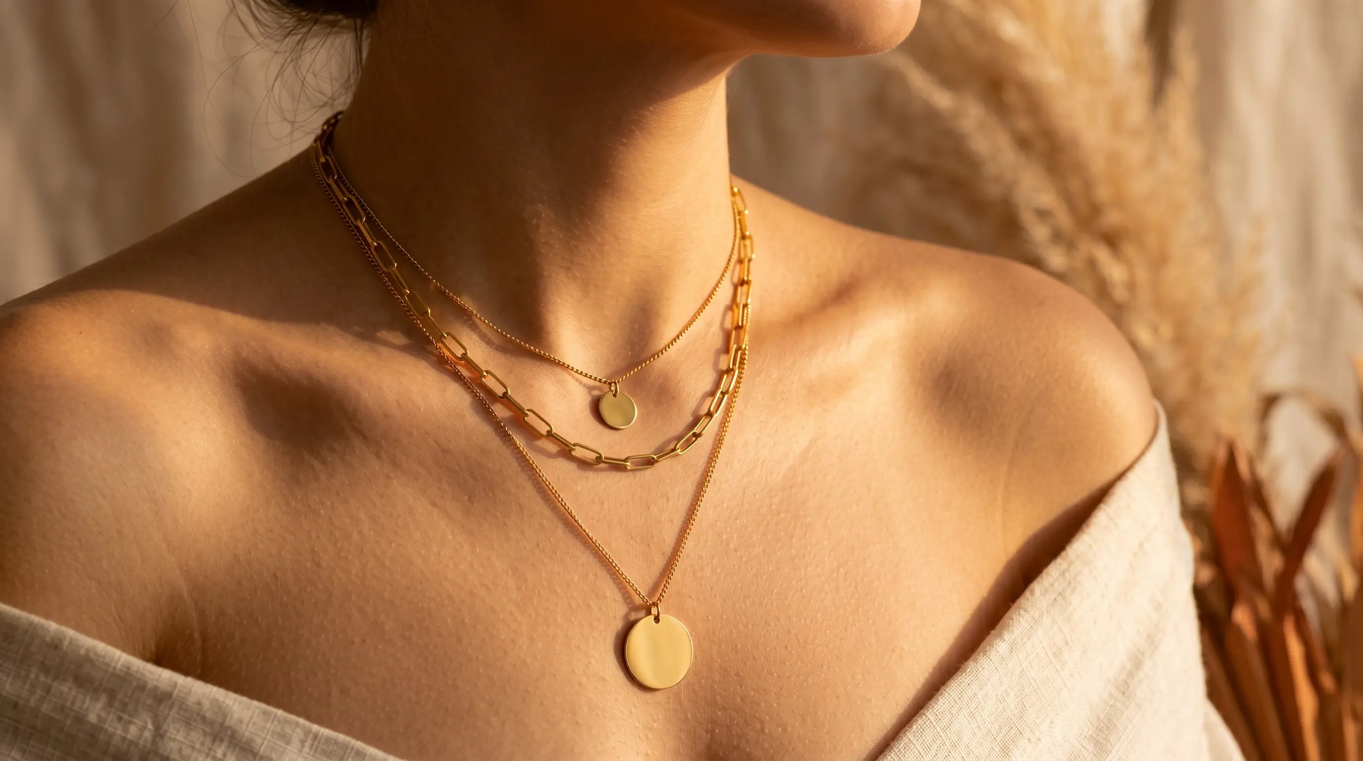 Goldene Layering-Ketten aus 316L Edelstahl mit 18k PVD-Vergoldung am Schlüsselbein getragen