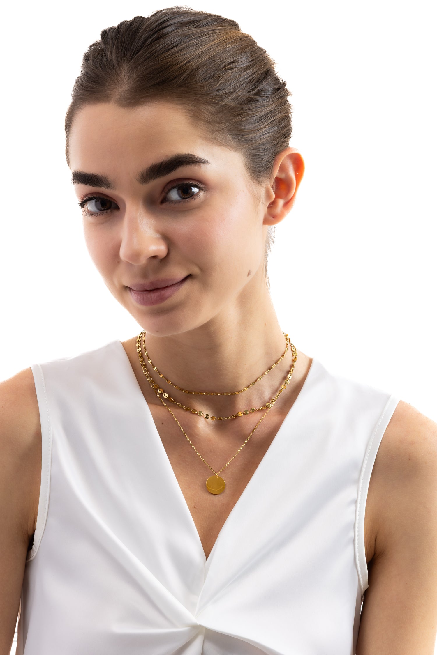 Aurora Layers Kette – Edelstahl 18K vergoldet, dreireihige Layering-Kette mit Coin-Anhänger, Model frontal getragen