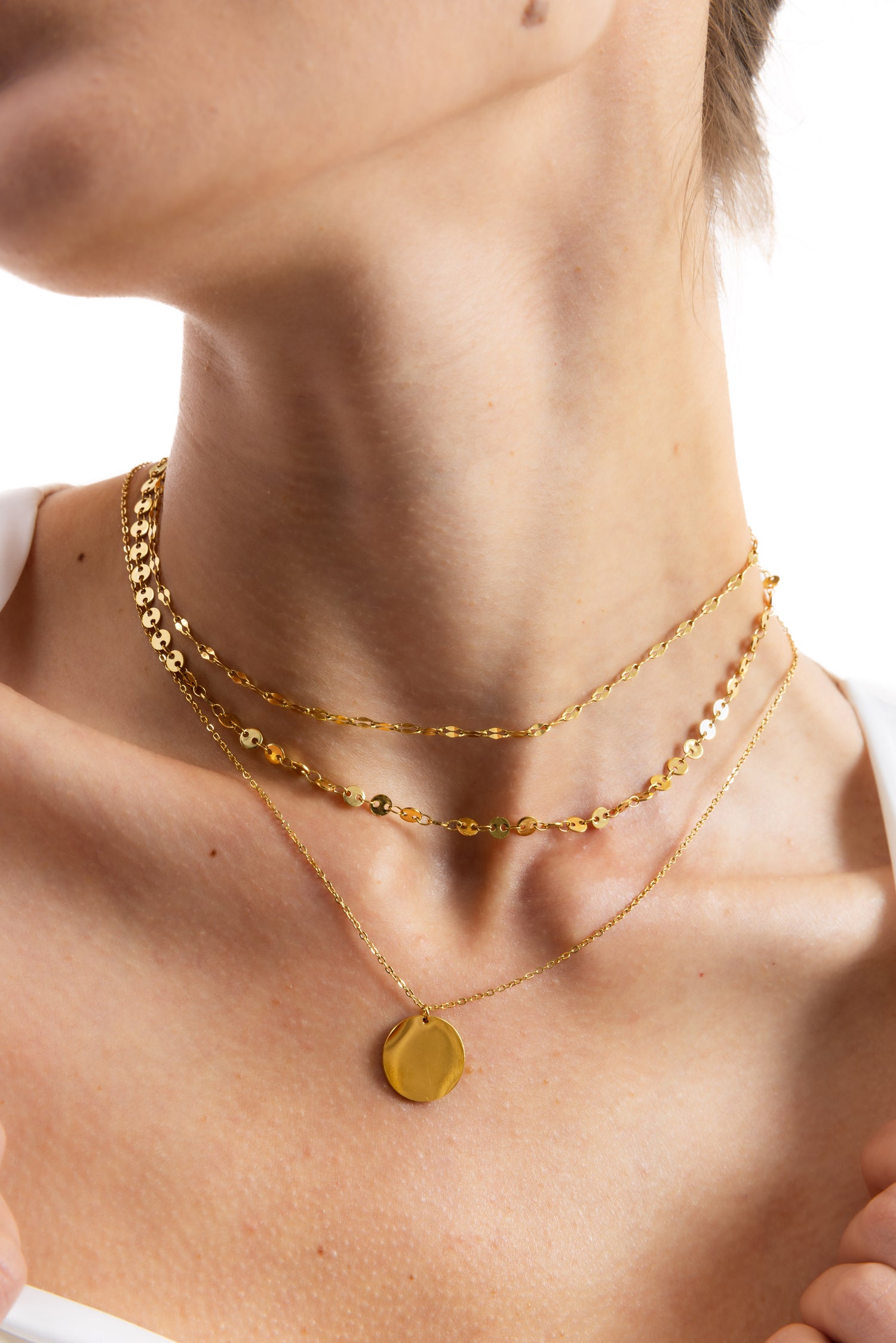 Aurora Layers Kette von Mercy’s Jewelry – Edelstahl 18K vergoldet, dreireihige Layering-Kette mit Coin-Anhänger, getragen am Hals