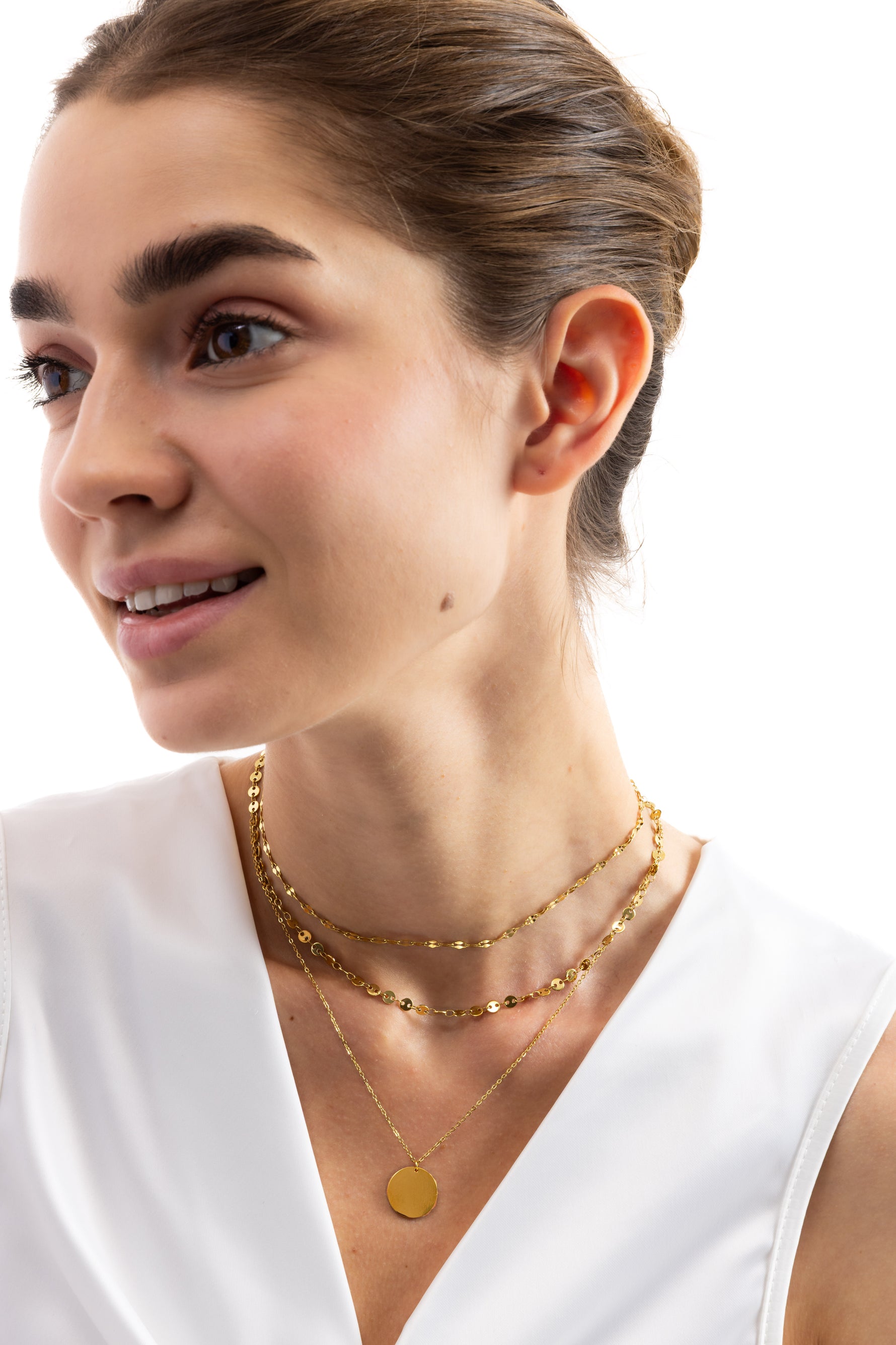 Aurora Layers Kette – Edelstahl 18K vergoldet, dreireihige Layering-Kette mit Coin-Anhänger, am Hals des Models sichtbar