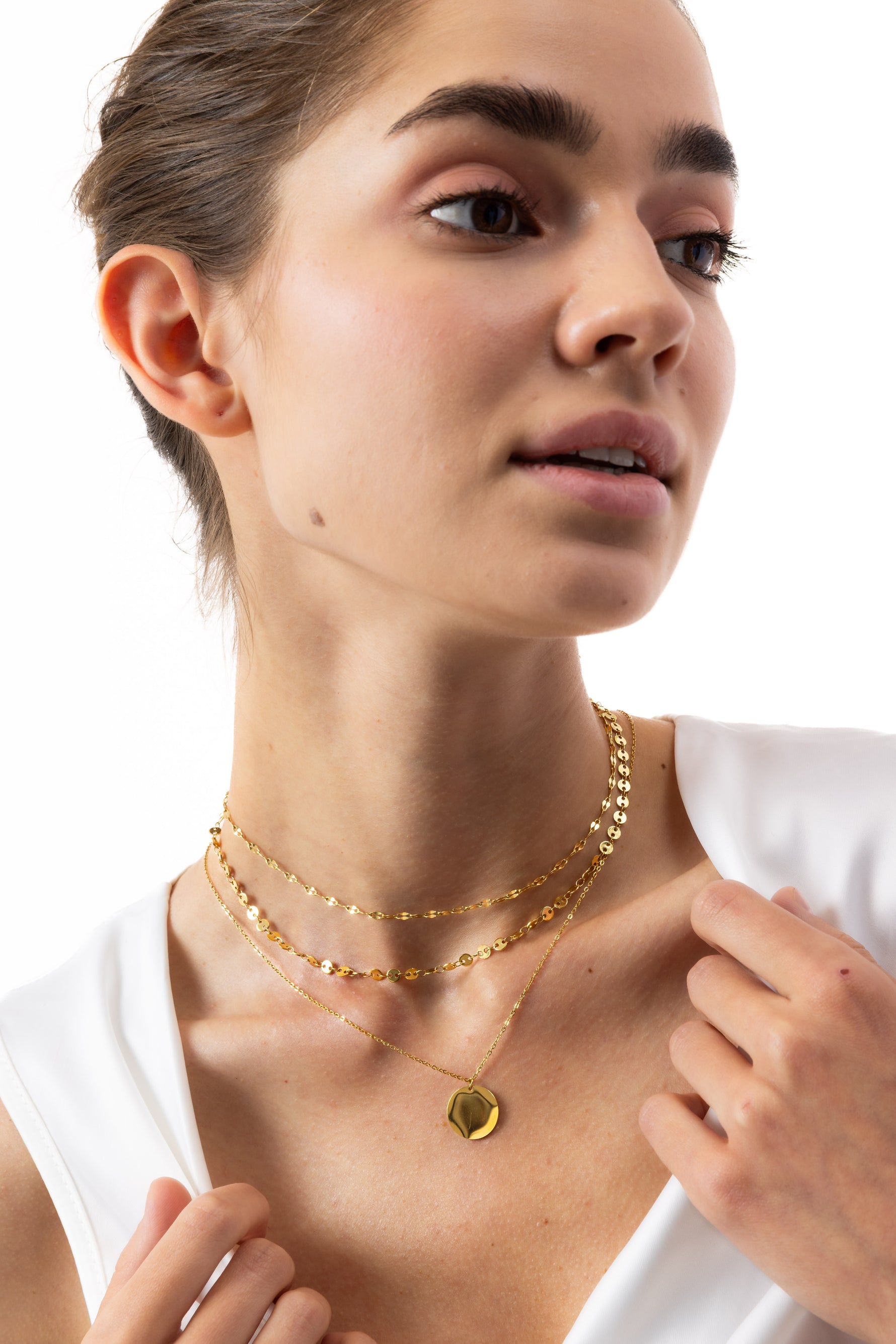 Aurora Layers Kette – Edelstahl 18K vergoldet, dreireihige Layering-Kette mit Coin-Anhänger, halbseitig am Model getragen
