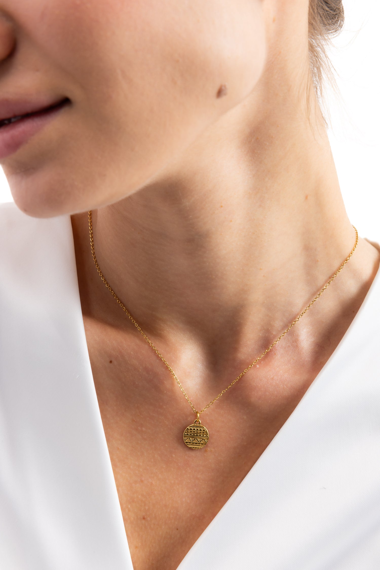 Damen-Halskette Caleni von Mercy’s Jewelry – Edelstahl 14K vergoldet, Kette mit abstraktem Muster-Anhänger, Nahaufnahme am Hals
