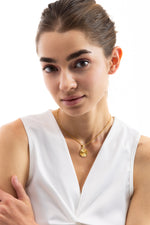 Elira Kette – Edelstahl 18K vergoldet, Coin-Anhänger mit Sonnenmotiv, frontal am Model getragen