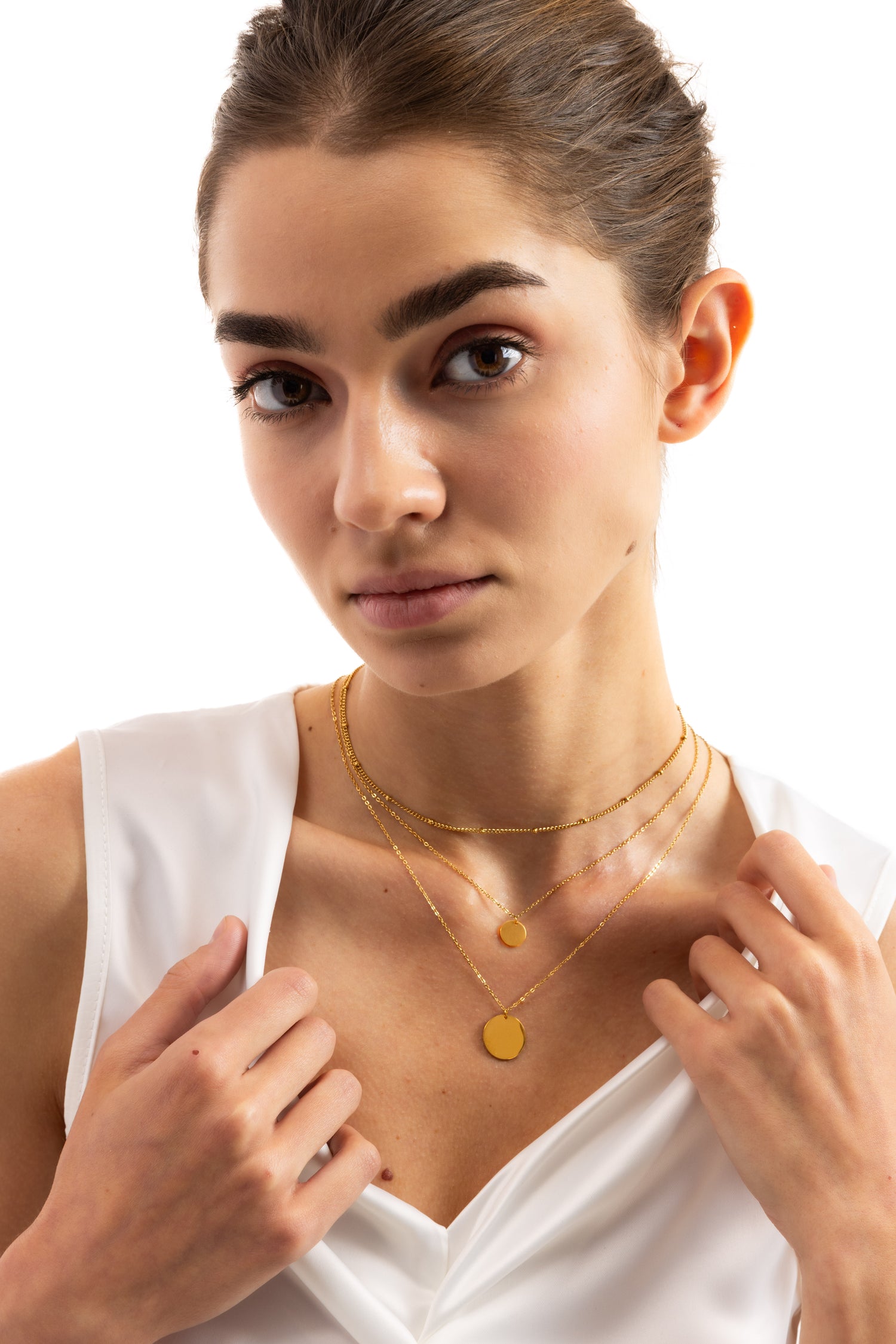 Elysian Layers Kette – Edelstahl 18K vergoldet, zweireihige Layering-Kette mit Coin-Anhängern, frontal getragen
