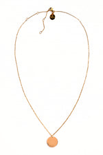 Elysian Layers Kette – Edelstahl 18K vergoldet, Kette mit großem Coin-Anhänger und Verschluss, freigestelltes Produktfoto