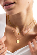 Elysian Layers Kette von Mercy’s Jewelry – Edelstahl 18K vergoldet, mehrreihige Layering-Kette mit Coin-Anhängern, Nahaufnahme am Hals