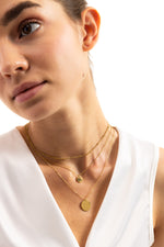 Elysian Layers Kette – Edelstahl 18K vergoldet, Layering-Kette mit runden Coin-Anhängern, Detailaufnahme am Hals
