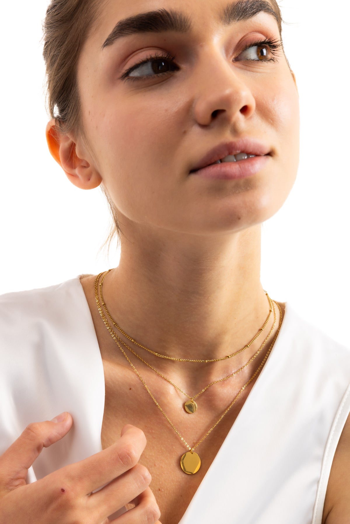Elysian Layers Kette – Edelstahl 18K vergoldet, mehrreihige Kette mit Coin-Anhängern, seitlich getragen im Portrait