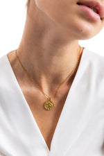 Damen-Halskette Ezaria von Mercy’s Jewelry – Edelstahl 18K vergoldet, Kette mit Auge-Anhänger, Nahaufnahme am Hals getragen