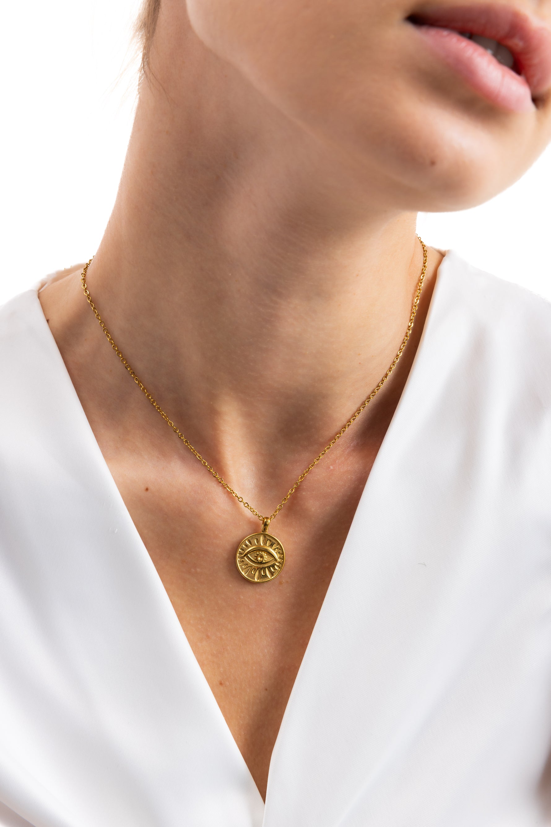 Damen-Halskette Ezaria von Mercy’s Jewelry – Edelstahl 18K vergoldet, Kette mit Auge-Anhänger, Nahaufnahme am Hals getragen