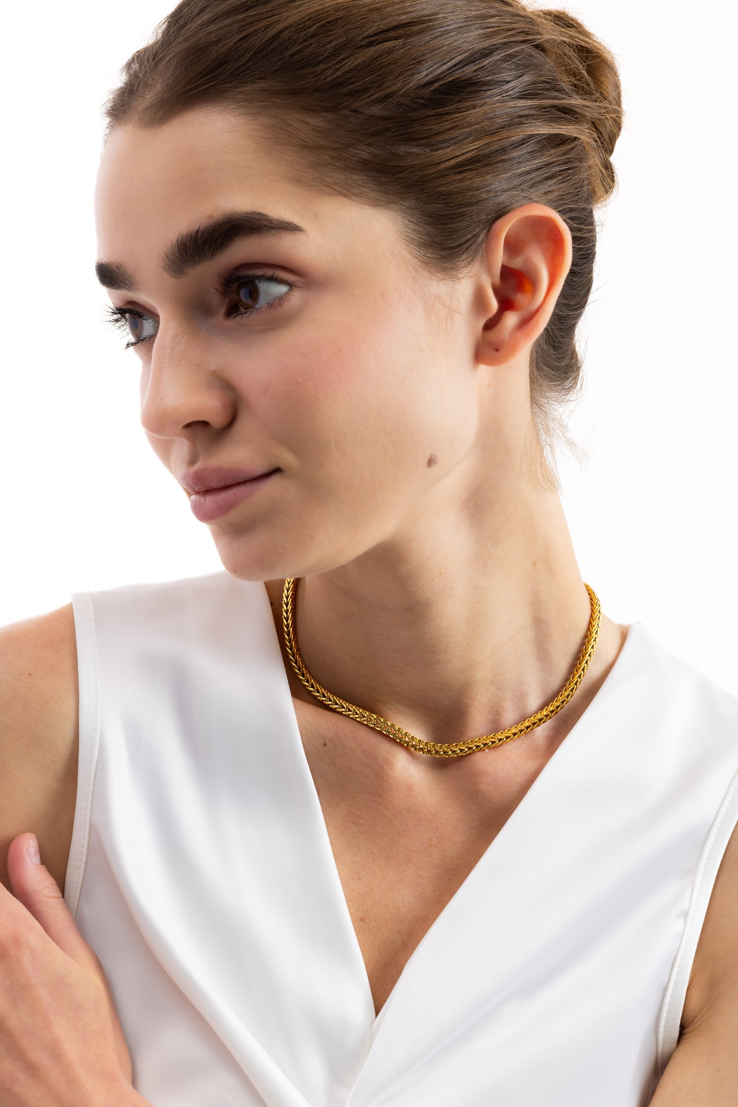 Kaelwyn Kette – Edelstahl 18K vergoldet, elegante Gliederkette, frontal am Model getragen mit weißem Oberteil