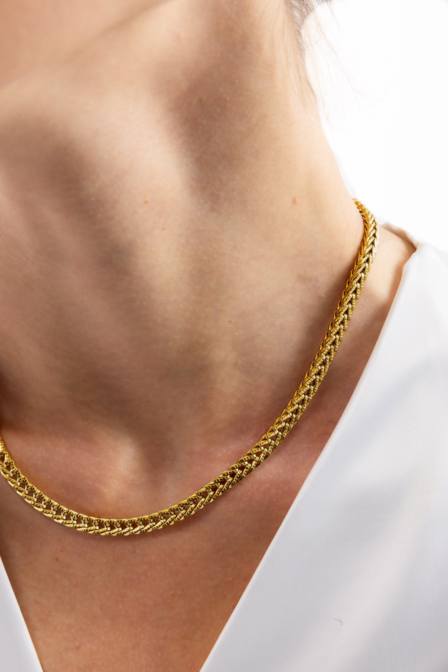 Kaelwyn Kette von Mercy’s Jewelry – Edelstahl 18K vergoldet, markante Statement-Gliederkette in Nahaufnahme am Hals getragen